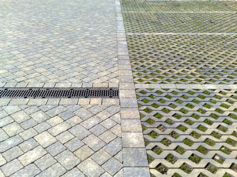 Superficie exterior de piso drenante